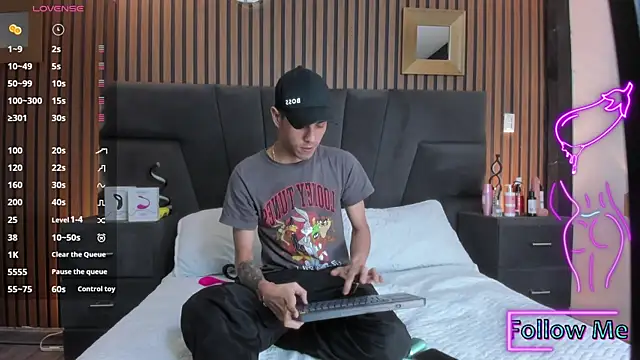 DerryAndIzzy live sex cam