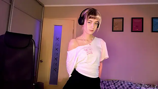 EmilySkyline's cam snapshot