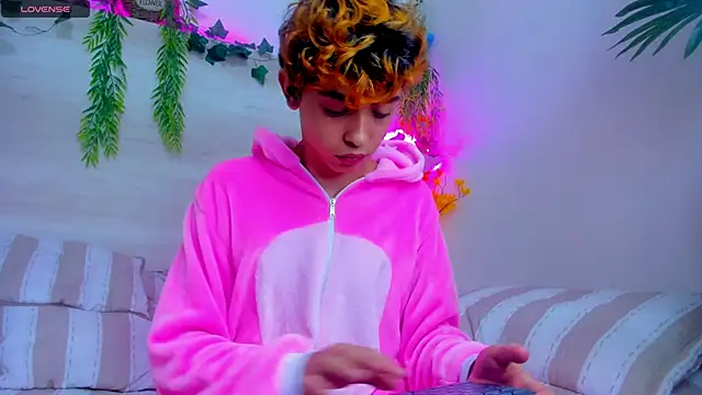 Twinkk_Guy's cam snapshot