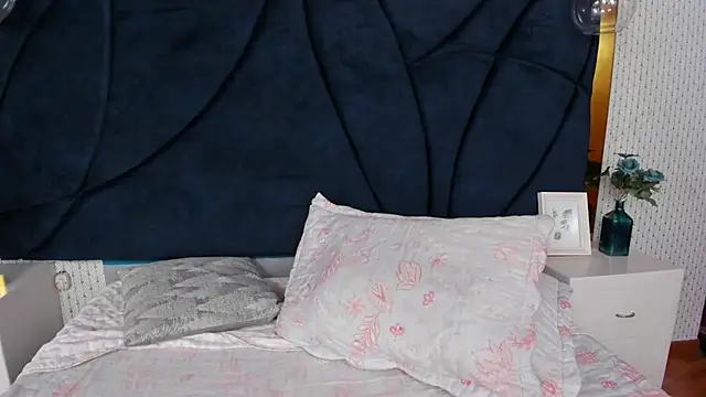 LARISSAEVANS's cam snapshot