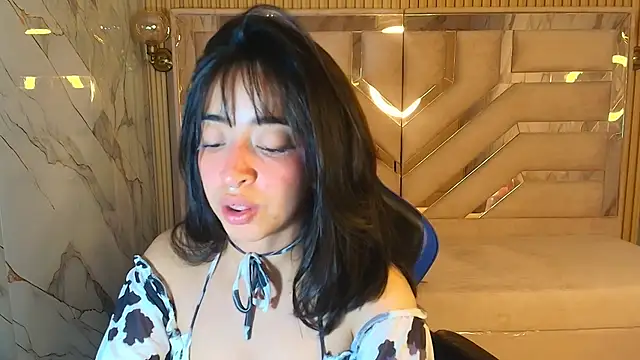 zoe_r_'s cam snapshot