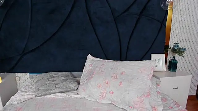 LARISSAEVANS's cam snapshot