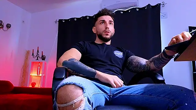 MightyAaron66 live sex cam