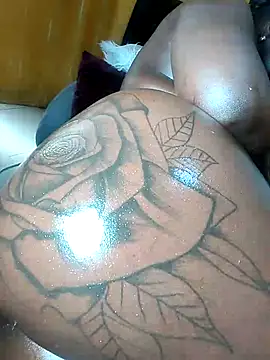 Hugemassivebootie live sex cam