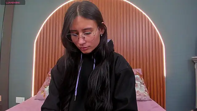 NayeCloud live sex cam