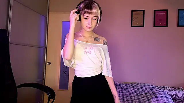 EmilySkyline's cam snapshot