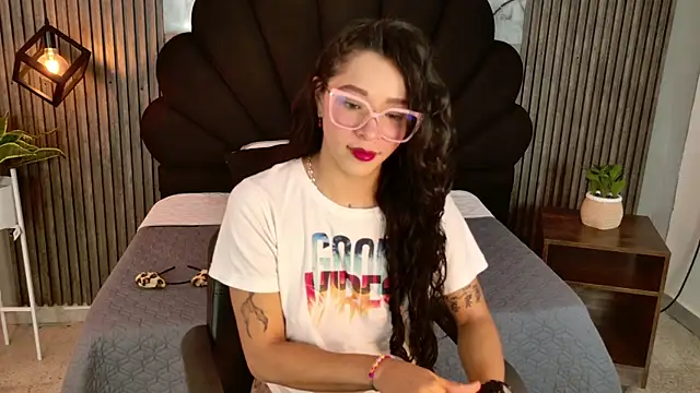 AlahyaPalmerR's cam snapshot