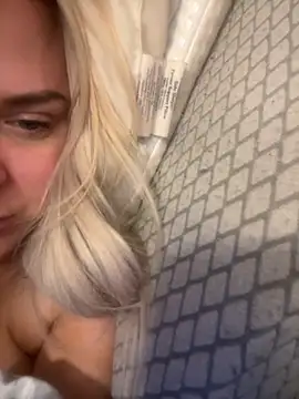 Bustyblondebabe32 live sex cam