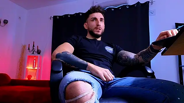 MightyAaron66 live sex cam