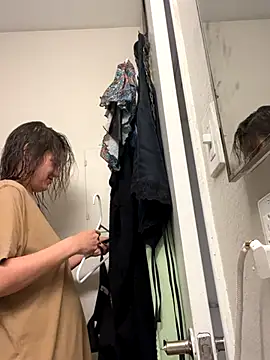 SafeinouterSpace's cam snapshot