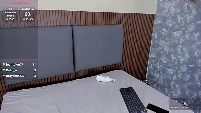 EmillyHarper_'s cam snapshot