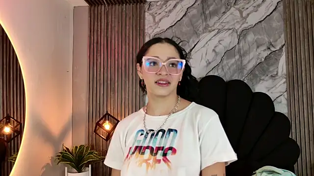 AlahyaPalmerR's cam snapshot