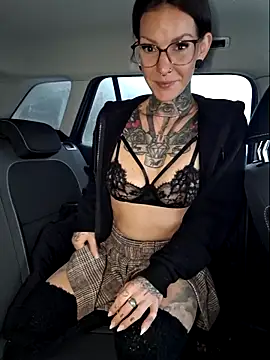 BrownieyQueen live sex cam