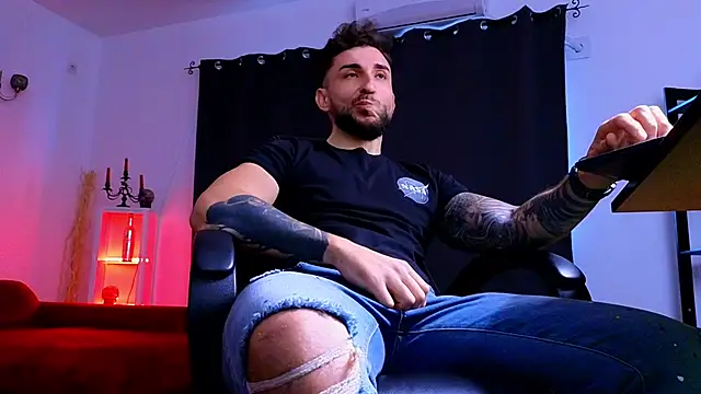 MightyAaron66 live sex cam