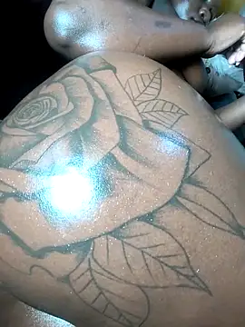 Hugemassivebootie live sex cam