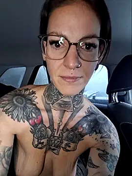 BrownieyQueen live sex cam