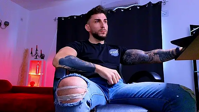 MightyAaron66 live sex cam