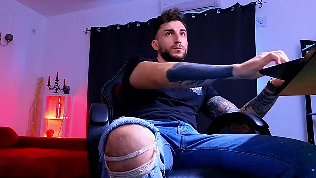 MightyAaron66 live sex cam