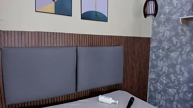 EmillyHarper_'s cam snapshot