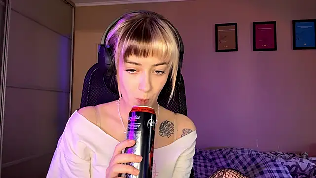 EmilySkyline's cam snapshot