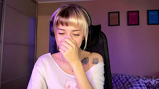 EmilySkyline's cam snapshot