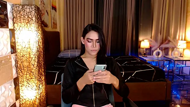 ElegantKellyUncutTS live sex cam