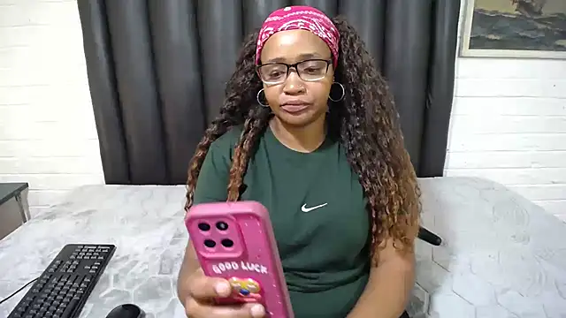 CandyBoobsXxx33's cam snapshot