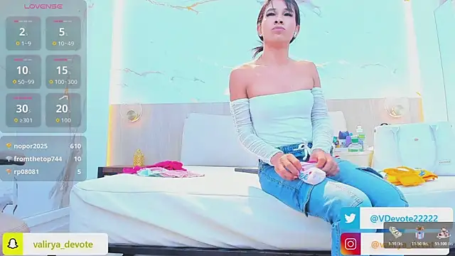 valirya_devote live sex cam