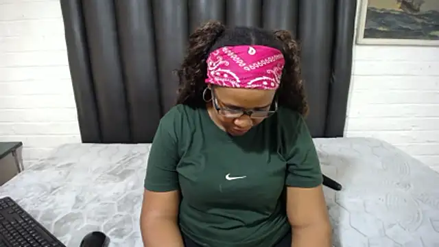 CandyBoobsXxx33's cam snapshot