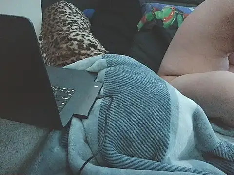 JuiicyASIAN live sex cam