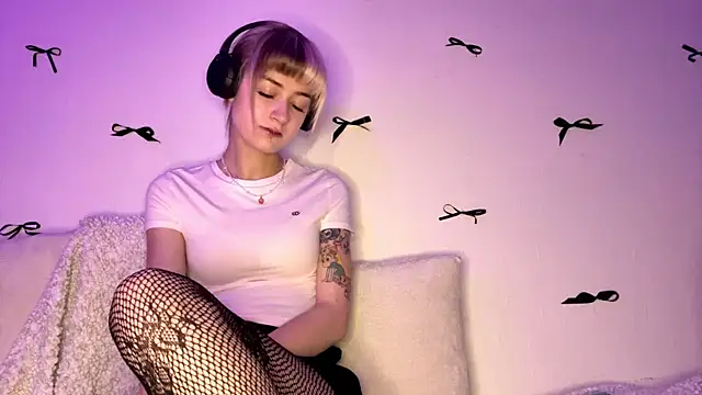 EmilySkyline's cam snapshot