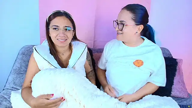 Jules_n_Gia live sex cam