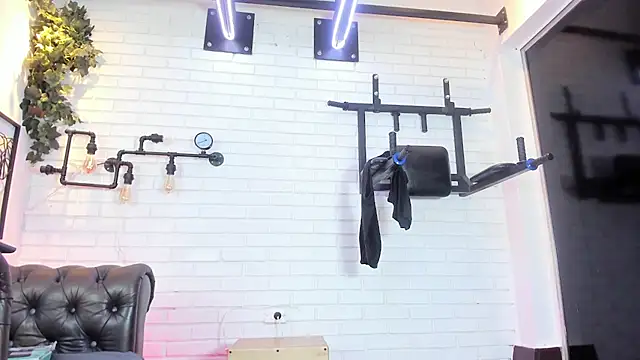 ItaloMoore live sex cam