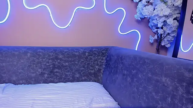 ella_evans_'s cam snapshot