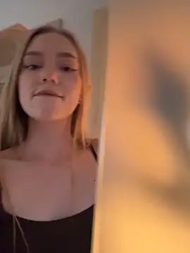 MilaMoone live sex cam