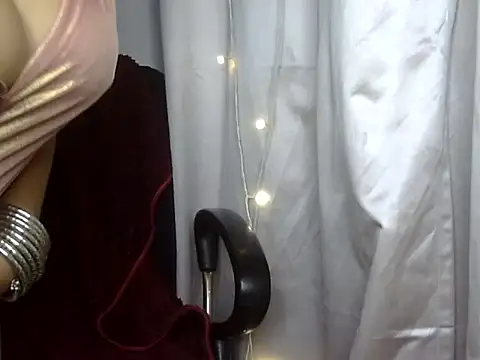 Naughty-Riya's cam snapshot