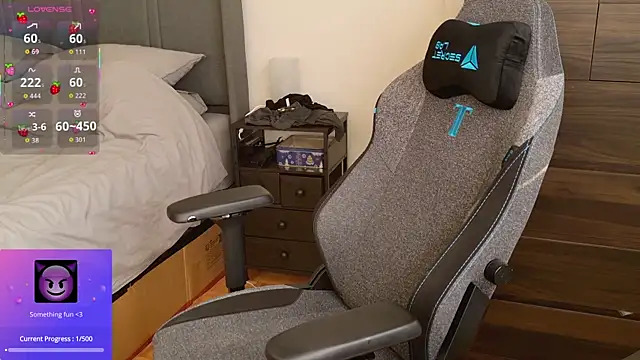 strawberryyfoxie live sex cam