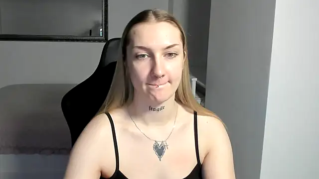 AlexaTease's cam snapshot