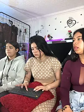 1lovelygirls's cam snapshot