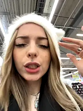 LoraaDoll live sex cam