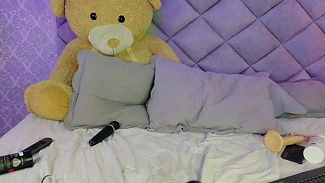 CARO_ADAMS1's cam snapshot