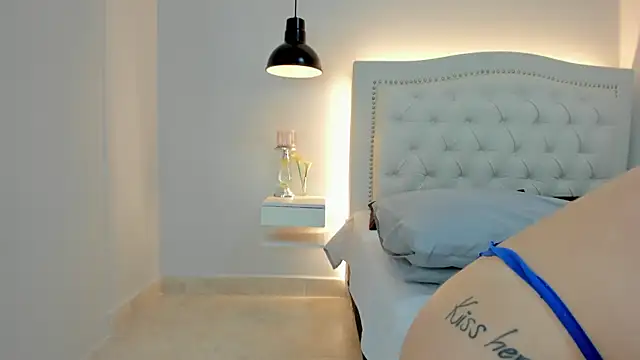 Emily_Hudson_'s cam snapshot