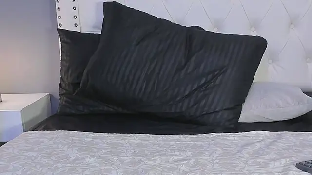 Julia_Martinez_'s cam snapshot