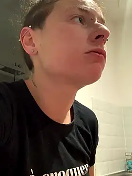 GoldenPussy1329 live sex cam