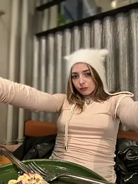 LoraaDoll live sex cam