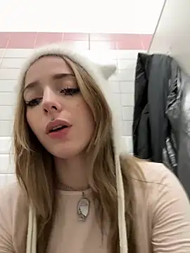 LoraaDoll live sex cam