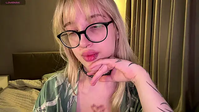 Milkmoriee live sex cam