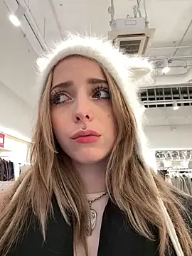 LoraaDoll live sex cam