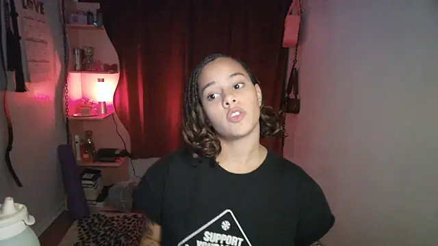 PrettyLittleProblem's cam snapshot