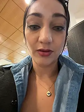 Ninabigtitied's cam snapshot